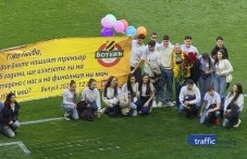 Ученици от Руската поканиха класната си на бала по време на Колежа