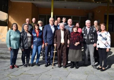 Близки и приятели се събраха в Манолско Конаре за 100-годишния юбилей на дядо Кольо