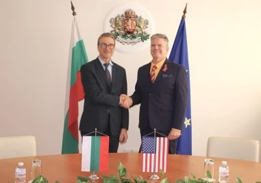 Министър Трайков и посланикът на САЩ обсъдиха удължаването на дерогацията за „Лукойл