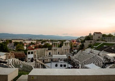 Ремонтират компроментираната сцена на Античния театър