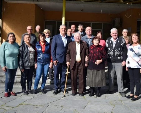 Близки и приятели се събраха в Манолско Конаре за 100-годишния юбилей на дядо Кольо