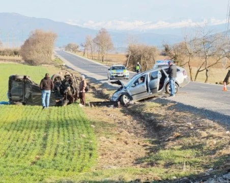 Двама души загинаха, а други четирима са тежко ранени при жестока катастрофа край Радомир