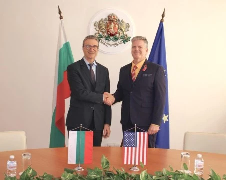 Министър Трайков и посланикът на САЩ обсъдиха удължаването на дерогацията за „Лукойл