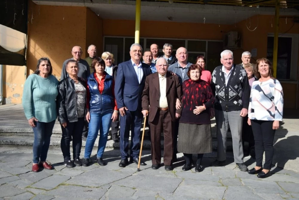 Близки и приятели се събраха в Манолско Конаре за 100-годишния юбилей на дядо Кольо