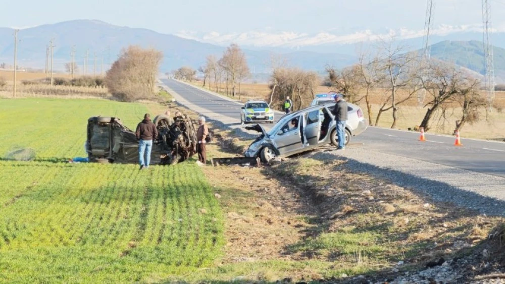 Двама души загинаха, а други четирима са тежко ранени при жестока катастрофа край Радомир