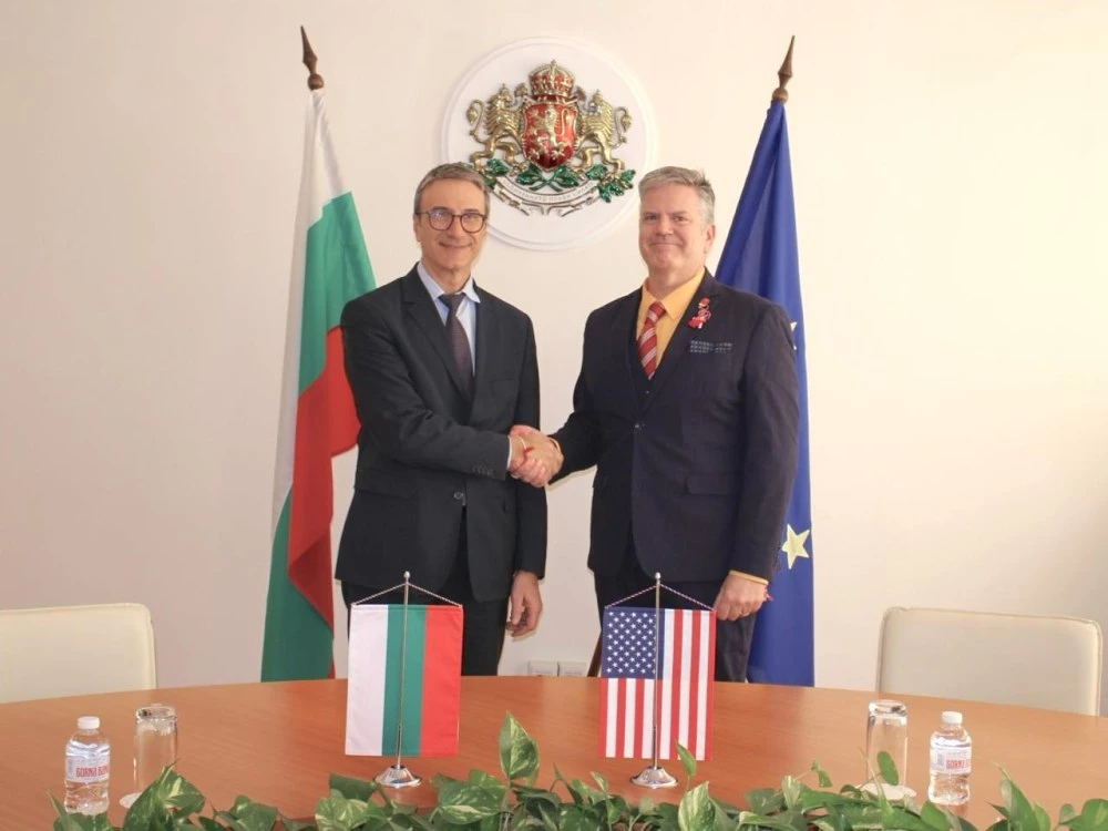 Министър Трайков и посланикът на САЩ обсъдиха удължаването на дерогацията за „Лукойл