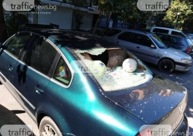 Мъж вилня в Карловско и увреди 22 автомобила, полицията откри в дома му ножове и оръжия