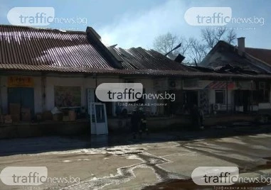 Овладяха пожара в пловдивски склад, има съмнение за късо съединение