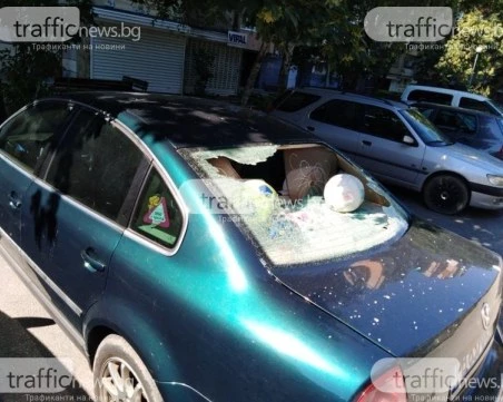 Мъж вилня в Карловско и потроши 15 автомобила, полицията откри в дома му ножове и оръжия