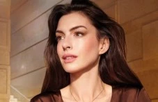 Ан Хатауей с блестяща кожа на 