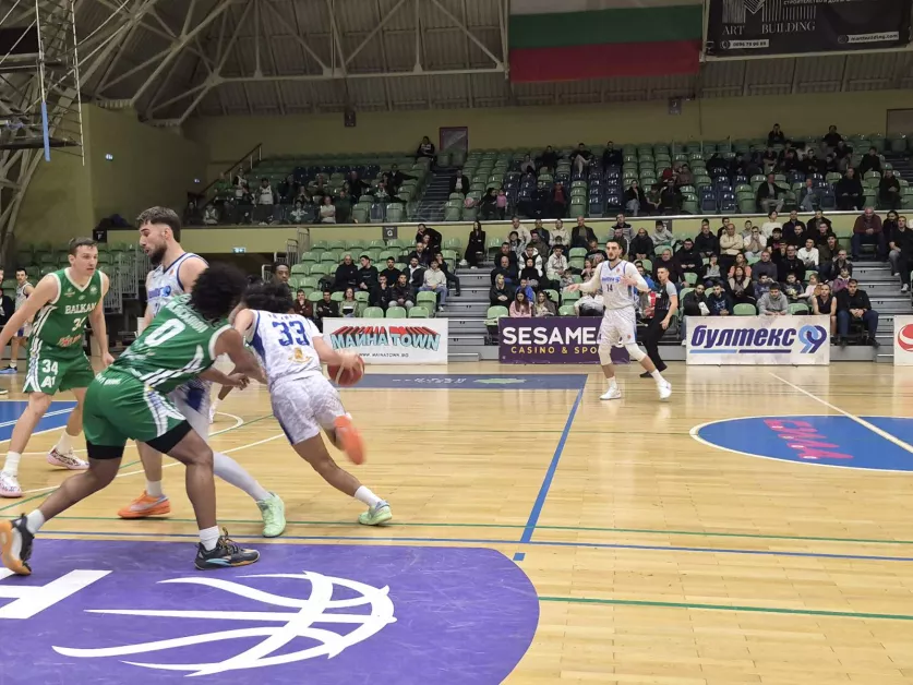 Академик с ключов двубой в битката за плейофите днес