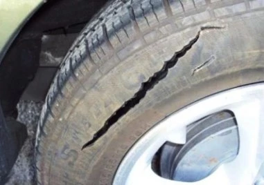 Мъжът, нарязал гумите на десетки коли в Иганово, стрелял с пушка по жена