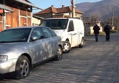 Повдигнаха обвинения на вандала, нарязал гумите на десетки коли в Иганово и стрлял по жена