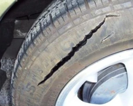 Мъжът, нарязал гумите на десетки коли в Иганово, стрелял с пушка по жена