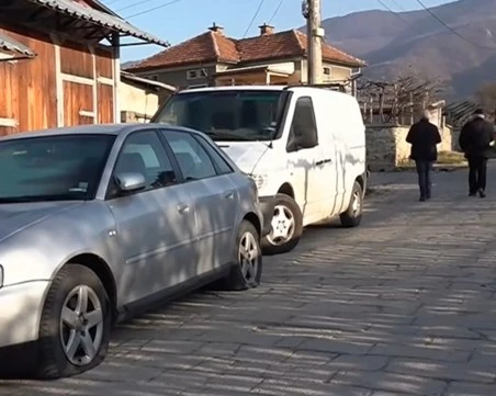 Повдигнаха обвинения на вандала, нарязал гумите на десетки коли в Иганово и стрлял по жена