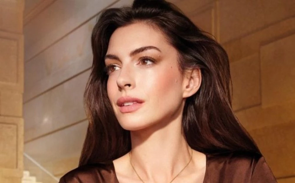 Ан Хатауей с блестяща кожа на 