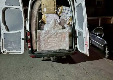 ГДБОП - Пловдив с акция срещу дрехи менте, три автомобила с над 4000 артикула са задържани