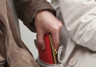 Кражба в двор на храм в Кричим: Полицията задържа две жени минути след деянието