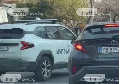 Служебен автомобил извърши серия нарушения само за няколко секунди в центъра на Пловдив ВИДЕО