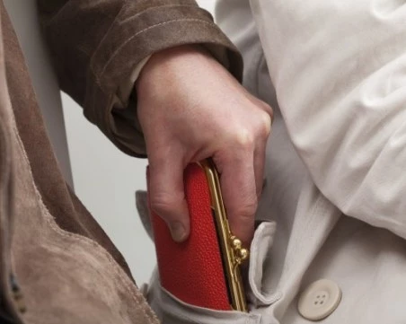 Кражба в двор на храм в Кричим: Полицията задържа две жени минути след деянието