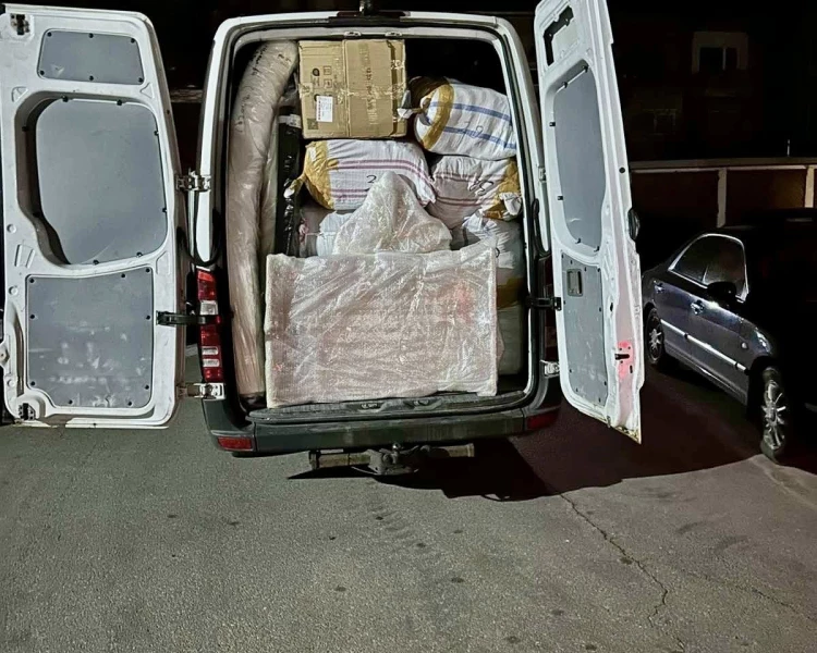 ГДБОП - Пловдив с акция срещу дрехи менте, три автомобила с над 4000 артикула са задържани