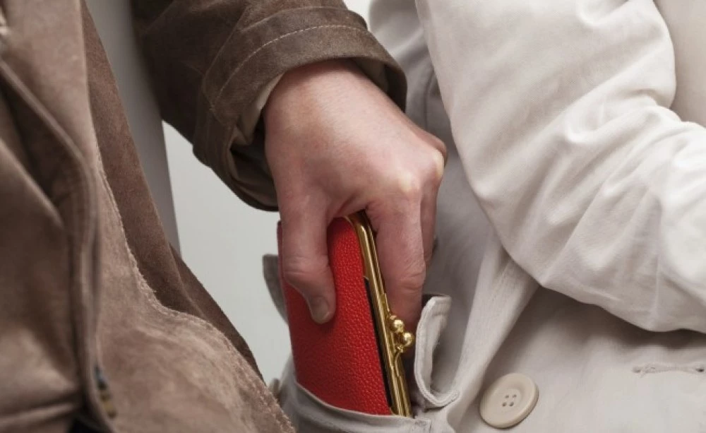 Кражба в двор на храм в Кричим: Полицията задържа две жени минути след деянието