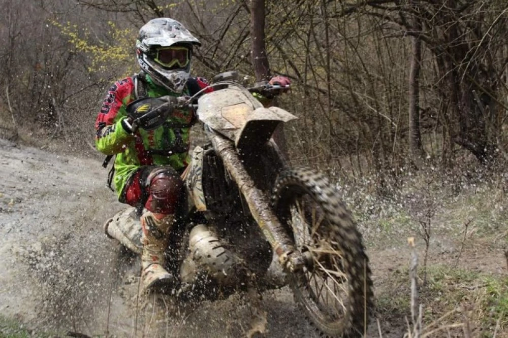 17-годишен без книжка се вряза в джип с мотор, в болница е