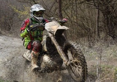 17-годишен без книжка се вряза в джип с мотор, в болница е