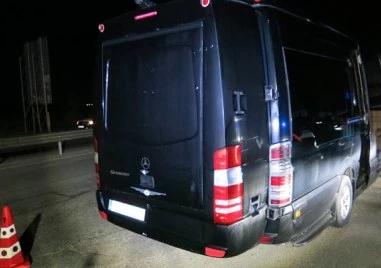 Граничари задържаха 10 незаконни мигранти, укрити в тайник