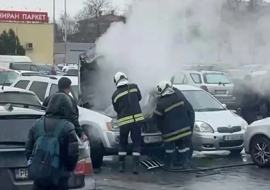 Кола се запали на оживен паркинг в Пловдив ВИДЕО