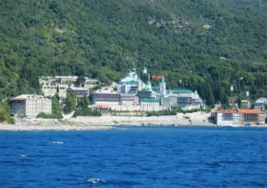 Микробус падна в морето на пристанище в Света гора