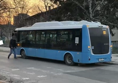 Нападнаха шофьор на автобус в Русе с юмрук в лицето
