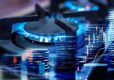 Политико: ЕК разглежда таван на цените на газа и облекчени държавни помощи