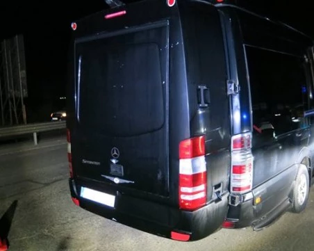 Граничари задържаха 10 незаконни мигранти, укрити в тайник