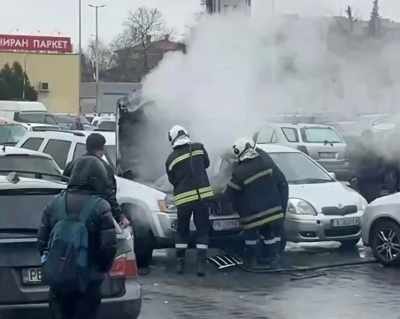 Кола се запали на оживен паркинг в Пловдив ВИДЕО