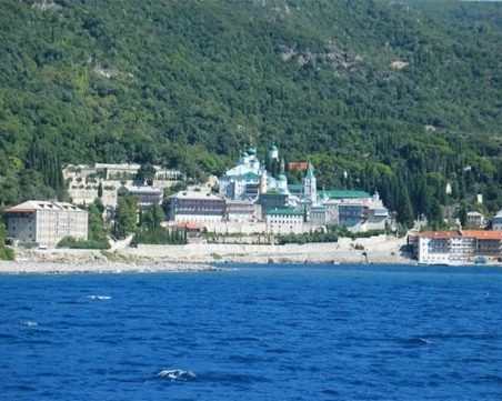 Микробус падна в морето на пристанище в Света гора