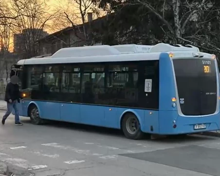Нападнаха шофьор на автобус в Русе с юмрук в лицето
