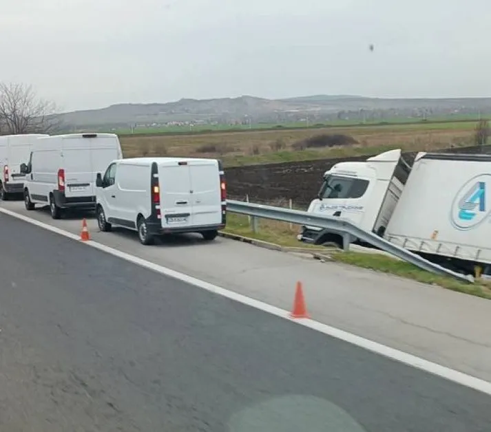 Инцидент на АМ Тракия, камион се обърна в канавката