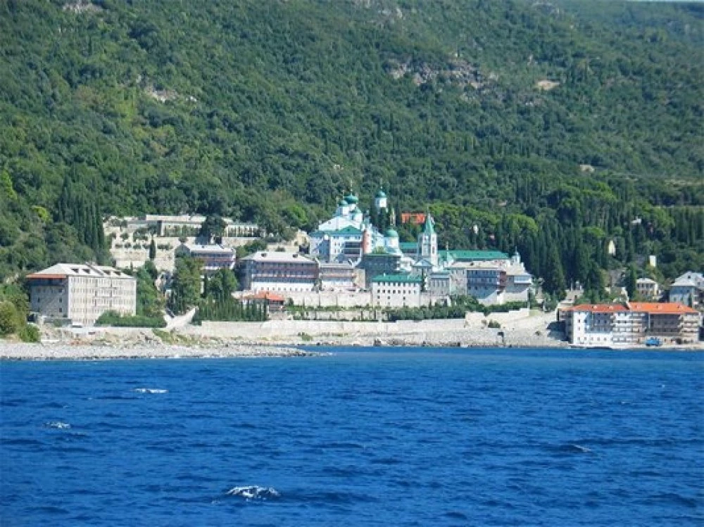 Микробус падна в морето на пристанище в Света гора