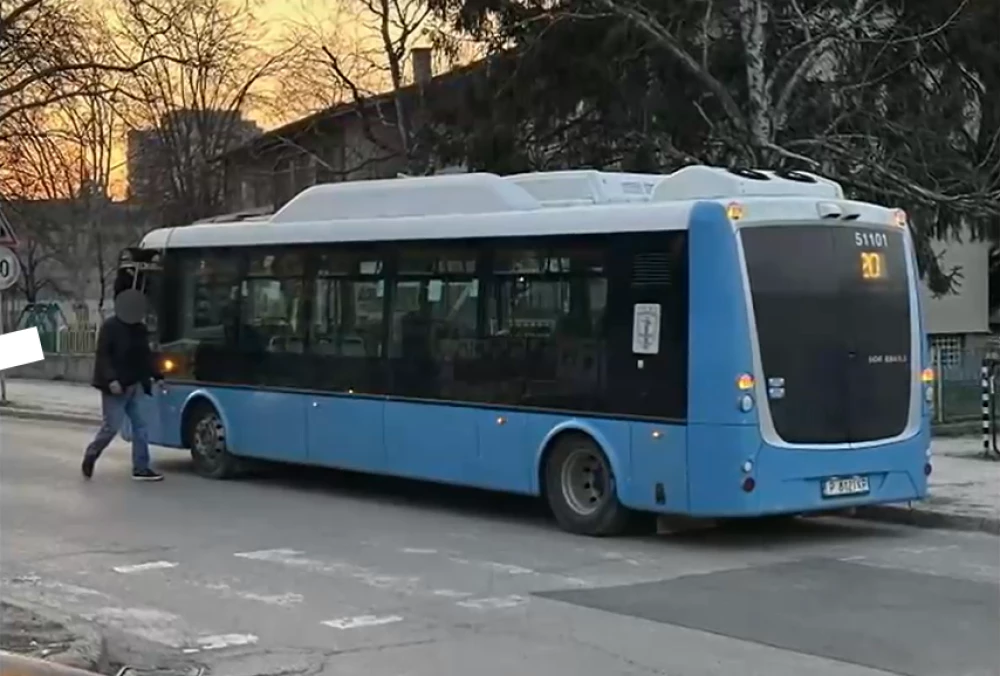 Нападнаха шофьор на автобус в Русе с юмрук в лицето