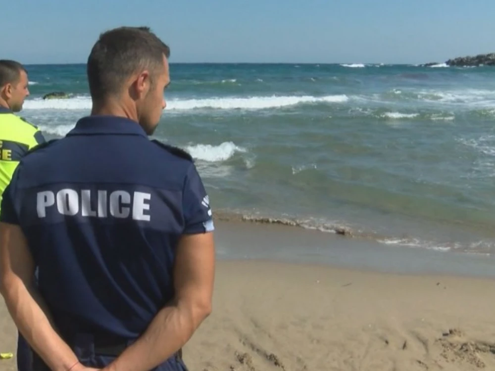 Труп на гола жена изплува от морето край Поморие