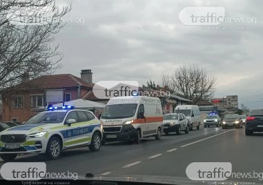 Катастрофа между бус и кола блокира пътя за Карлово, линейка е намясто