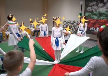 Тони Стойчева бе домакин на тържеството на децата от ДГ „Росица, посветено на България