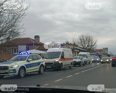 Катастрофа между бус и кола блокира пътя за Карлово, линейка е намясто