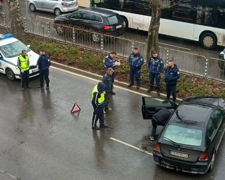 Мъртвопиян катастрофира в Смирненски, сложи триъгълник и избяга
