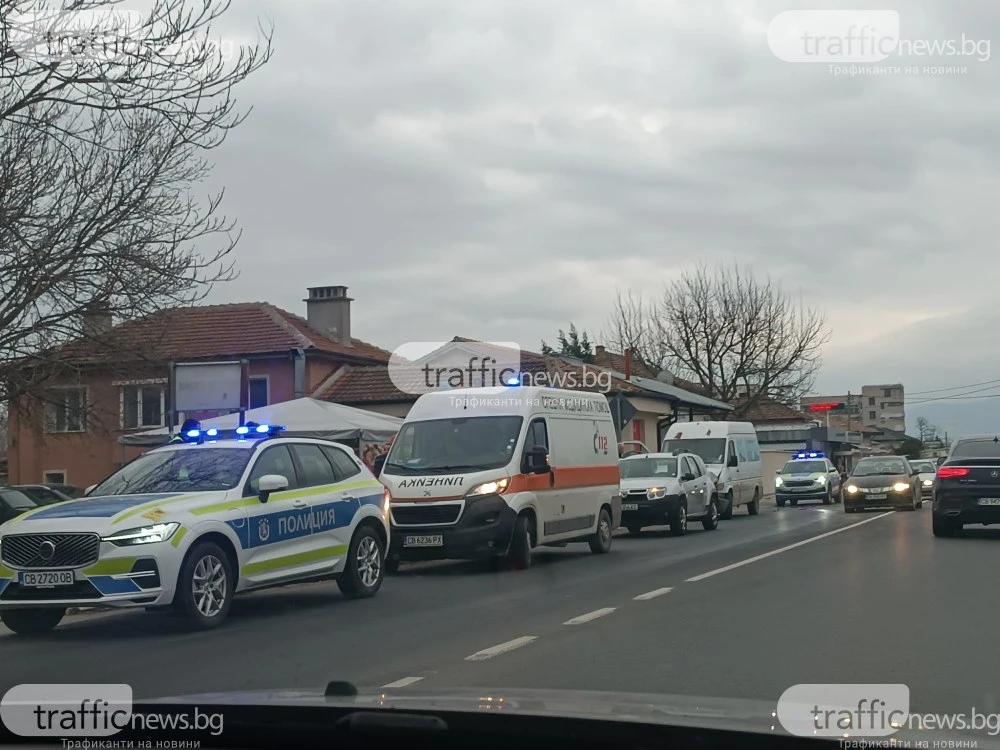 Катастрофа между бус и кола блокира пътя за Карлово, линейка е намясто