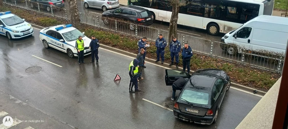 Мъртвопиян катастрофира в Смирненски, сложи триъгълник и избяга