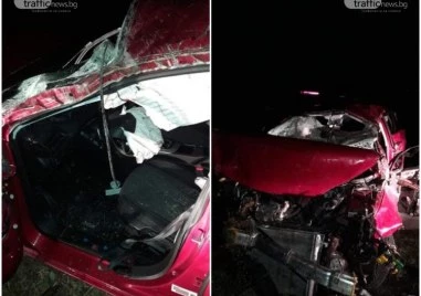 Кола се преобърна на пътя край Храбрино, двама души са пострадали