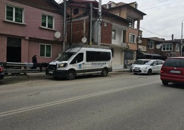 Масирана акция в Столипиново, проверяват редица търговски обекти и берберници