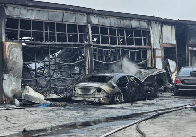 Огромен пожар в Хасково, изпепелени са 50 коли в автоморга